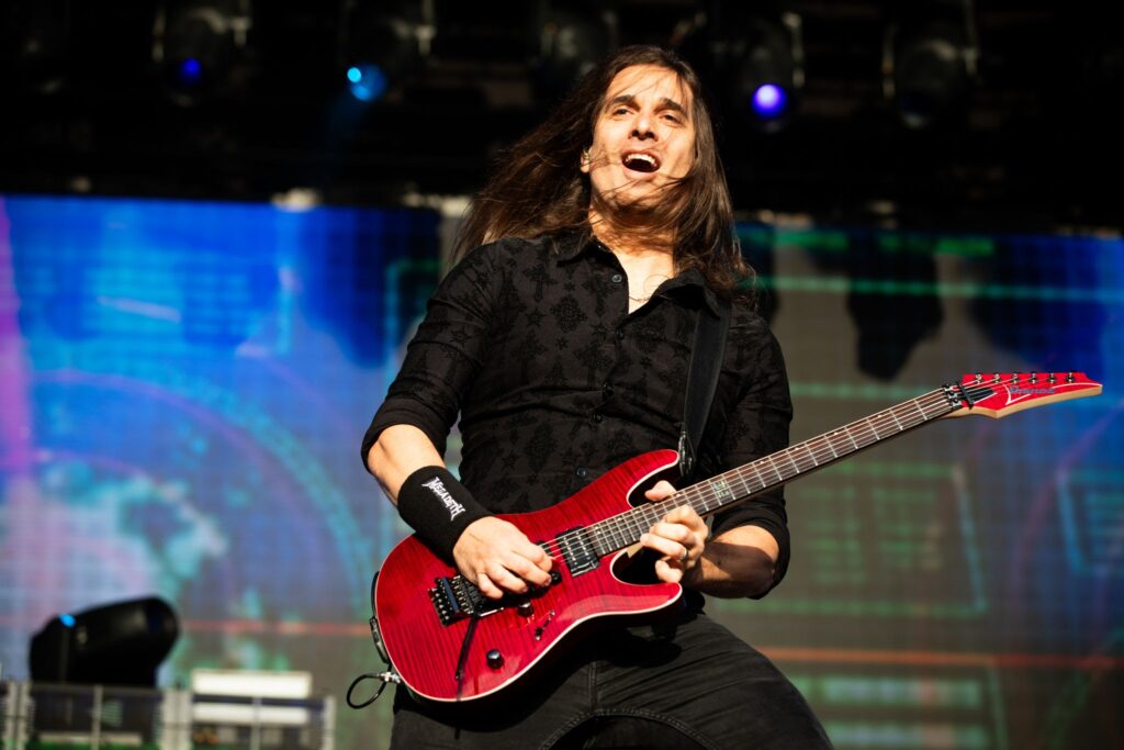 Kiko Loureiro anuncia turnê com Marty Friedman