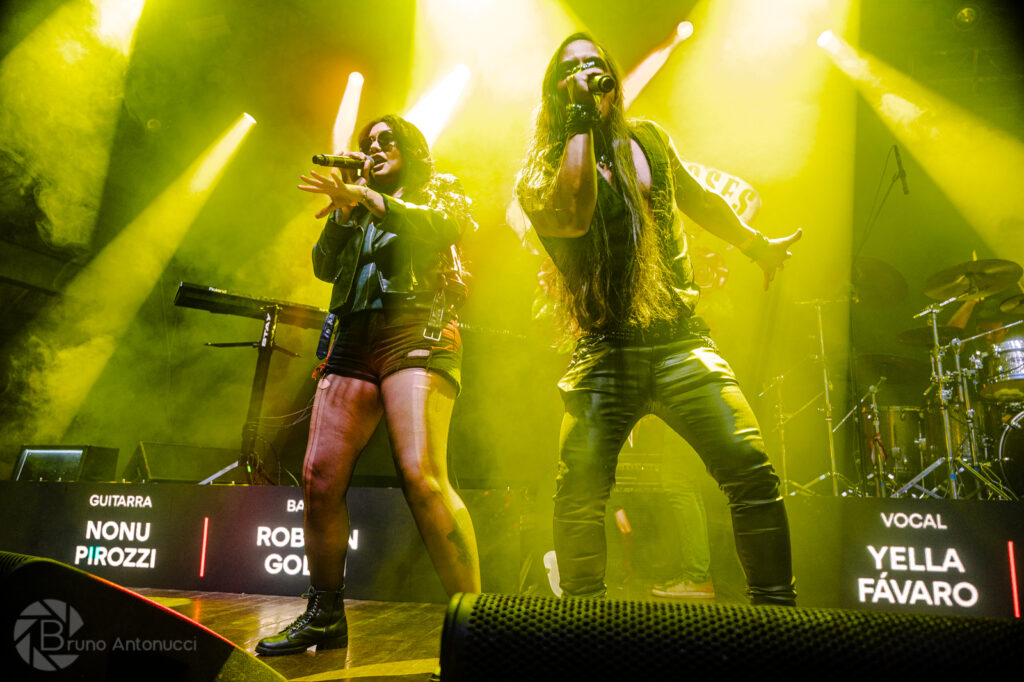 Thiê Rock cantando ao lado de Yella Fávaro - Foto por Bruno Antonucci/Metal News