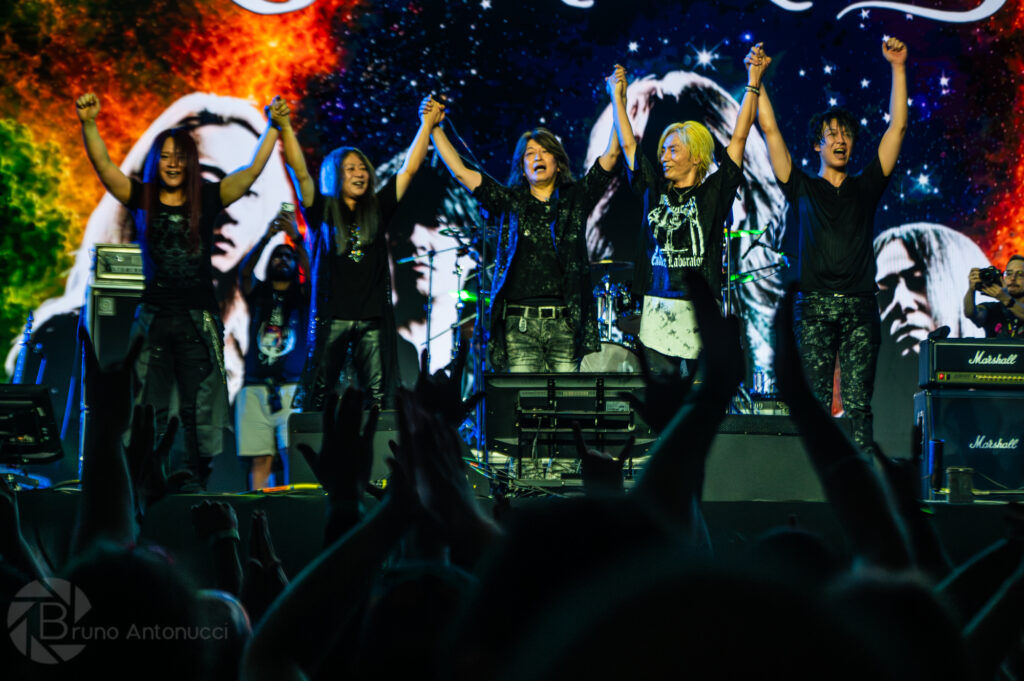 Foto de palco com os integrantes da banda Galneryus