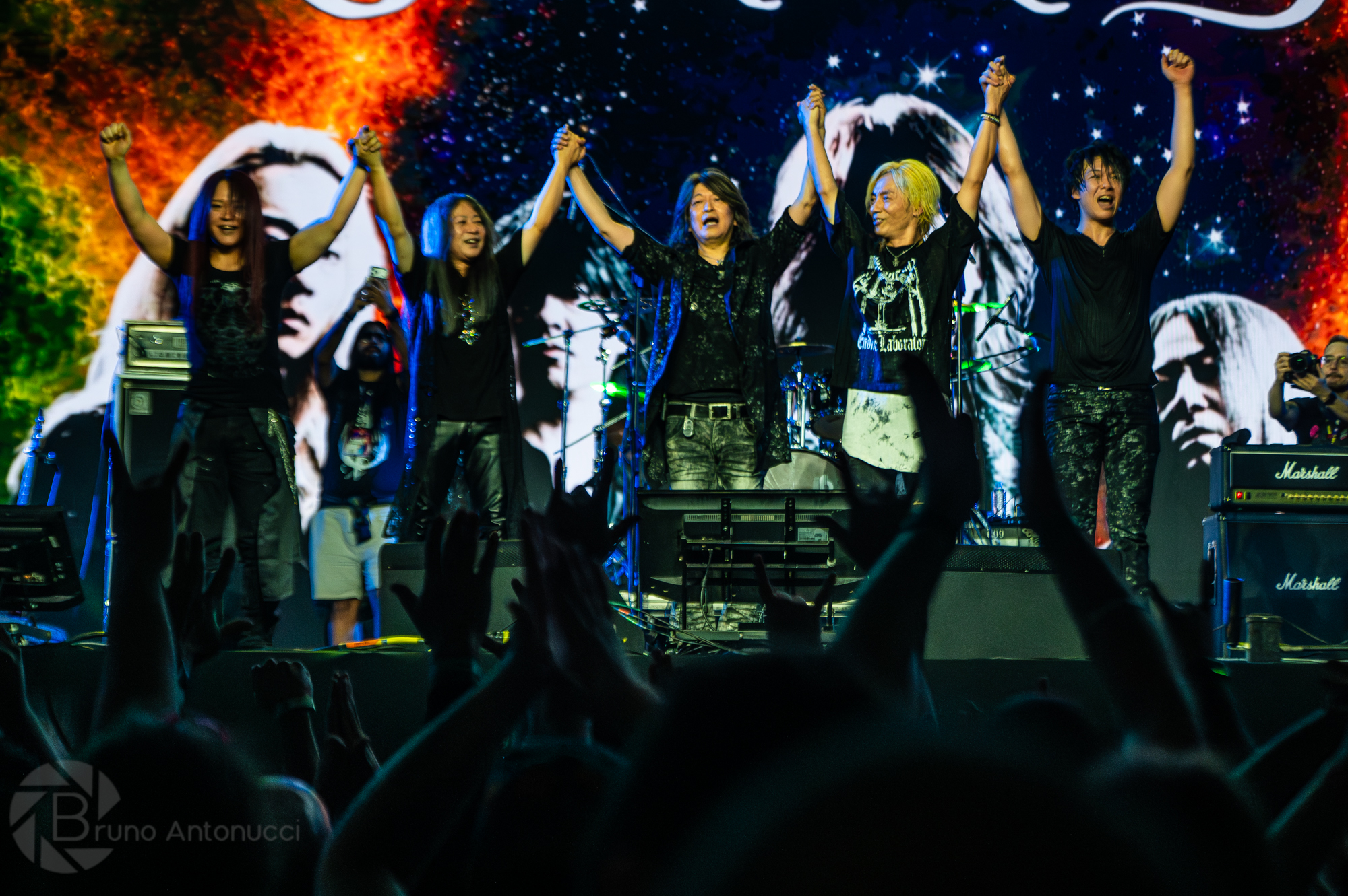 Foto de palco com os integrantes da banda Galneryus